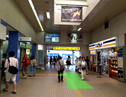 駅の改札を出たら、南口へ向かいます