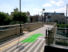 歩道橋を、向かいの通りへ渡ります