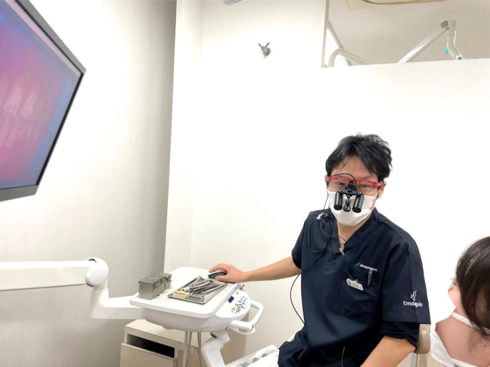 治療する歯科医師